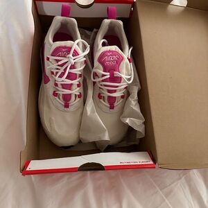 Nike 6.5 pink and white air 70 react sneakers